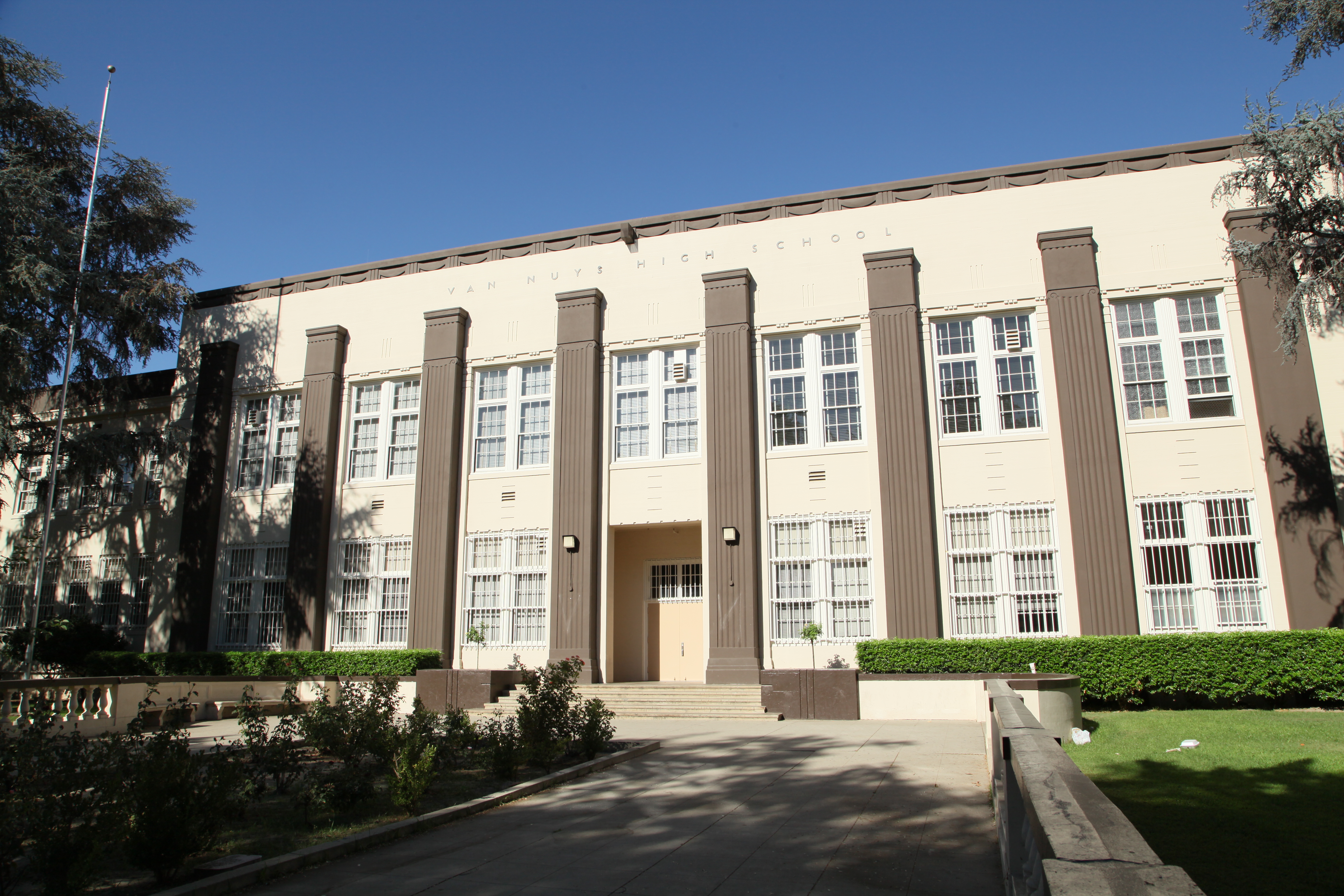 Museum of San Fernando Valley historic walking tour of Van Nuys, March ...